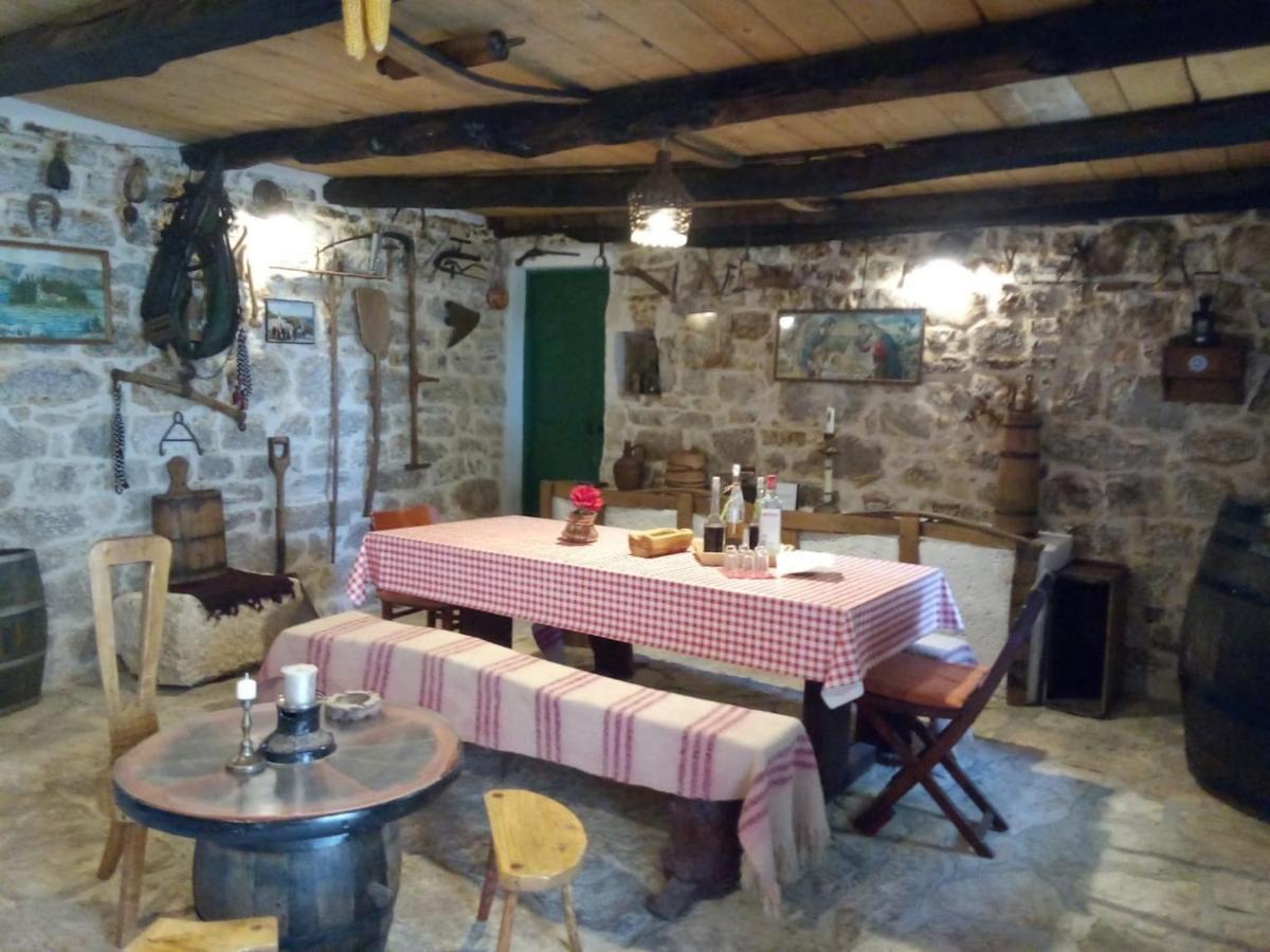 House Kuna Bristane Buitenkant foto