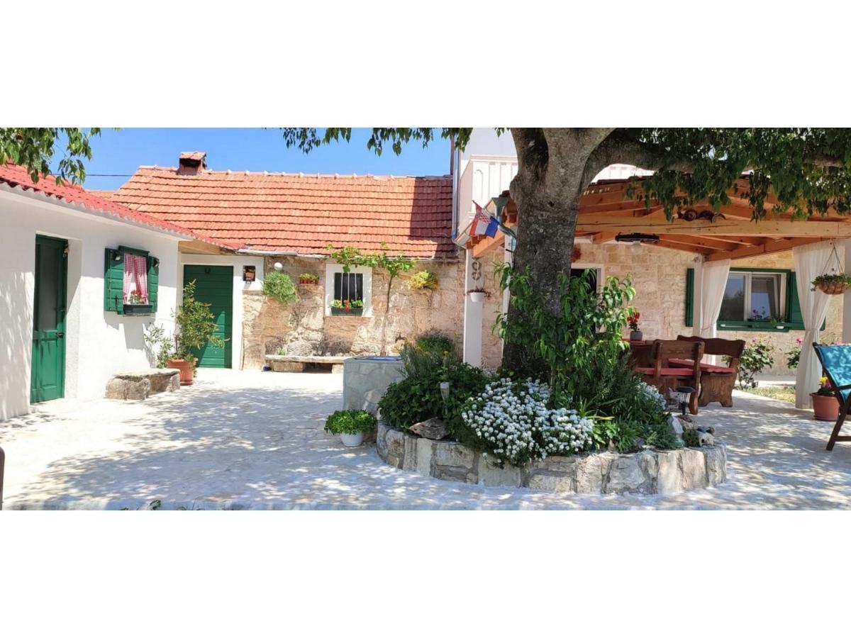 House Kuna Bristane Buitenkant foto